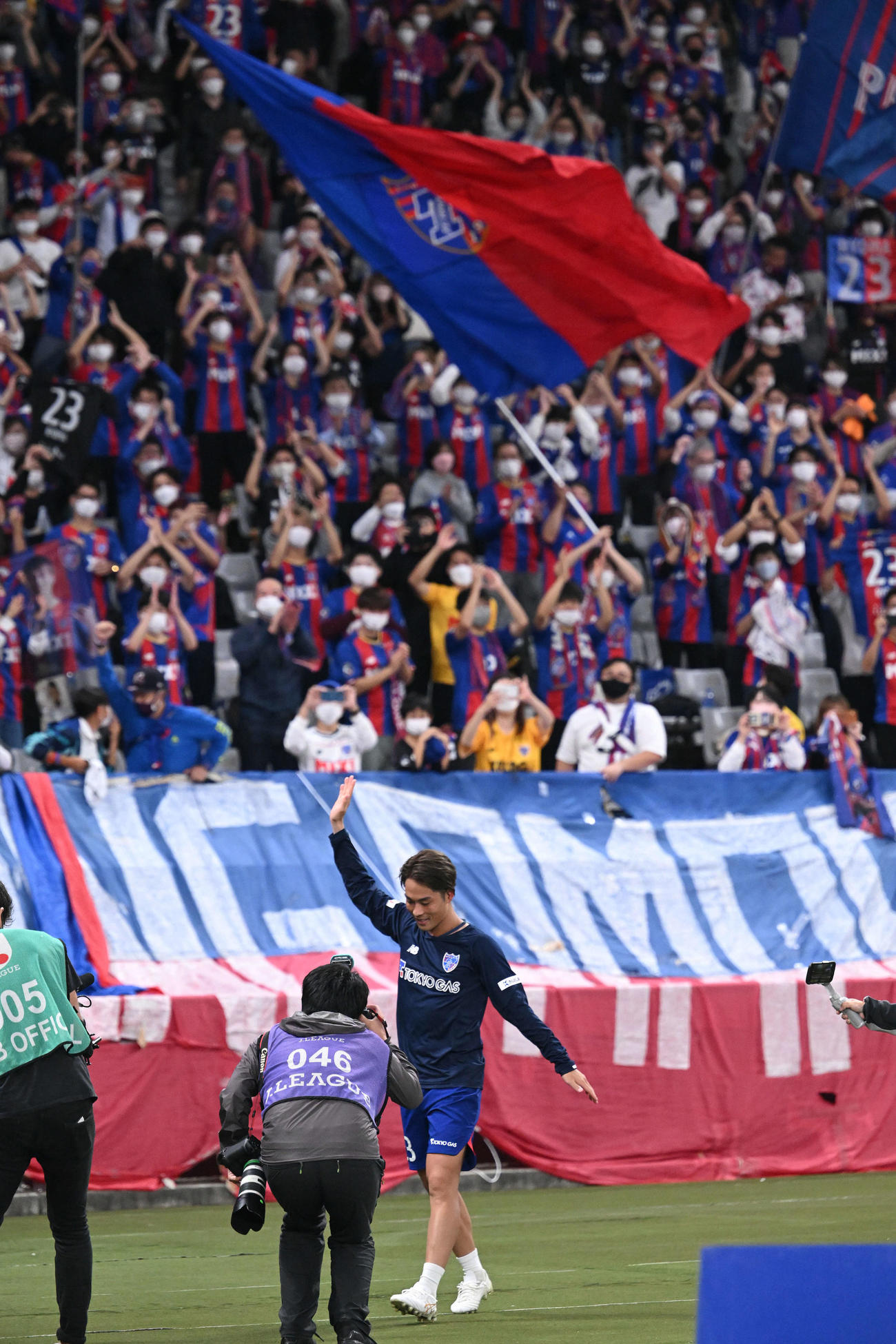 東京対C大阪　試合後、サポーターに手を振り引き上げる東京渡辺（撮影・滝沢徹郎）