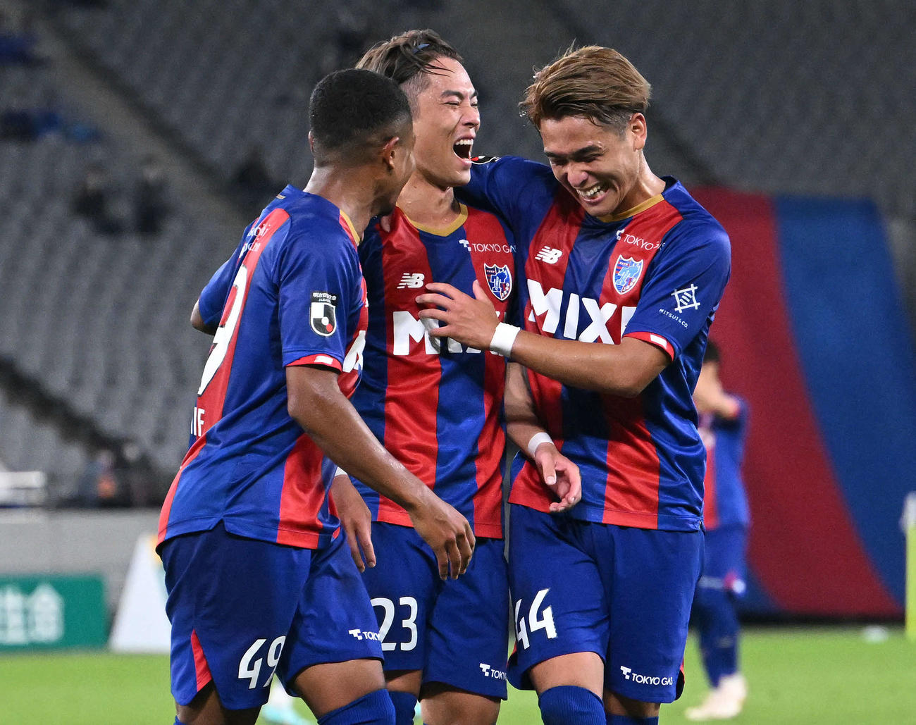 東京対C大阪　後半、この日2点目のゴールを決めた東京渡辺（中央）は松木（右）とバングーナガンデから祝福される（撮影・滝沢徹郎）