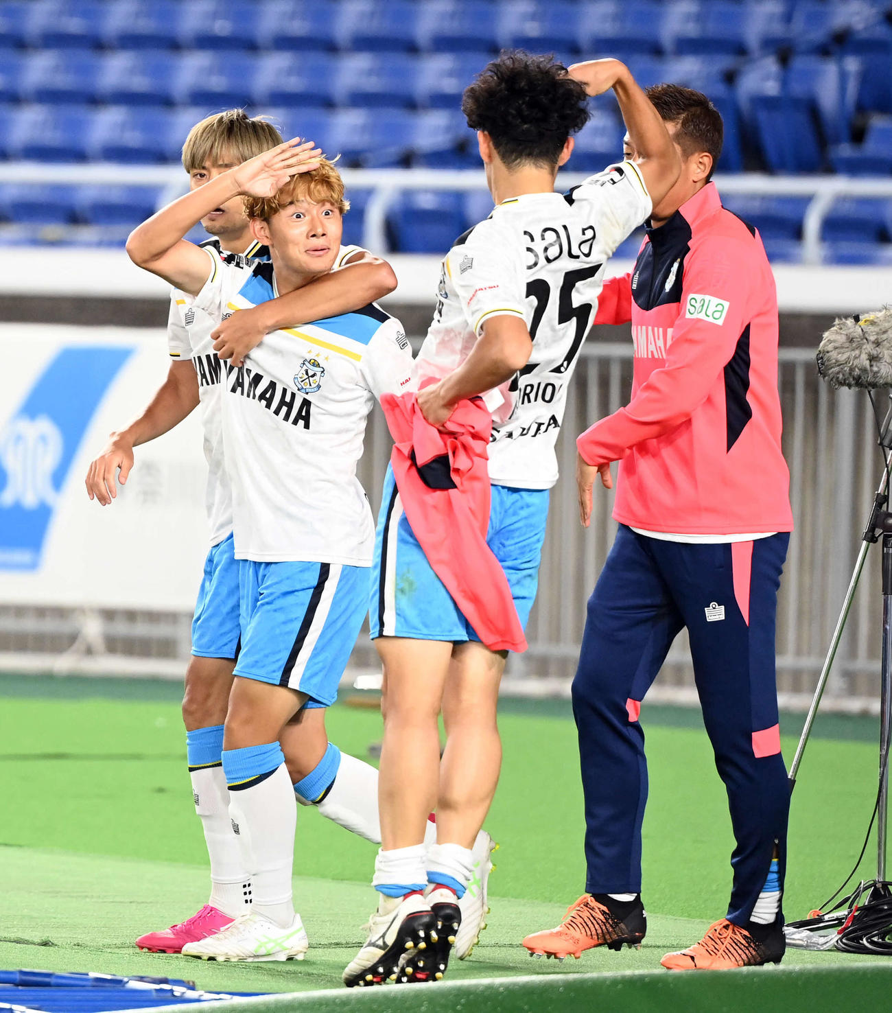 横浜対磐田　後半、ゴールを決めポーズを決める磐田古川（左）（撮影・たえ見朱実）