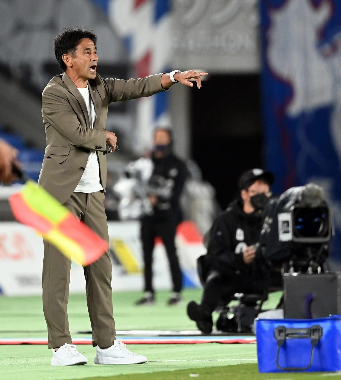 横浜対磐田　前半、選手に指示を出す磐田渋谷監督（撮影・たえ見朱実）