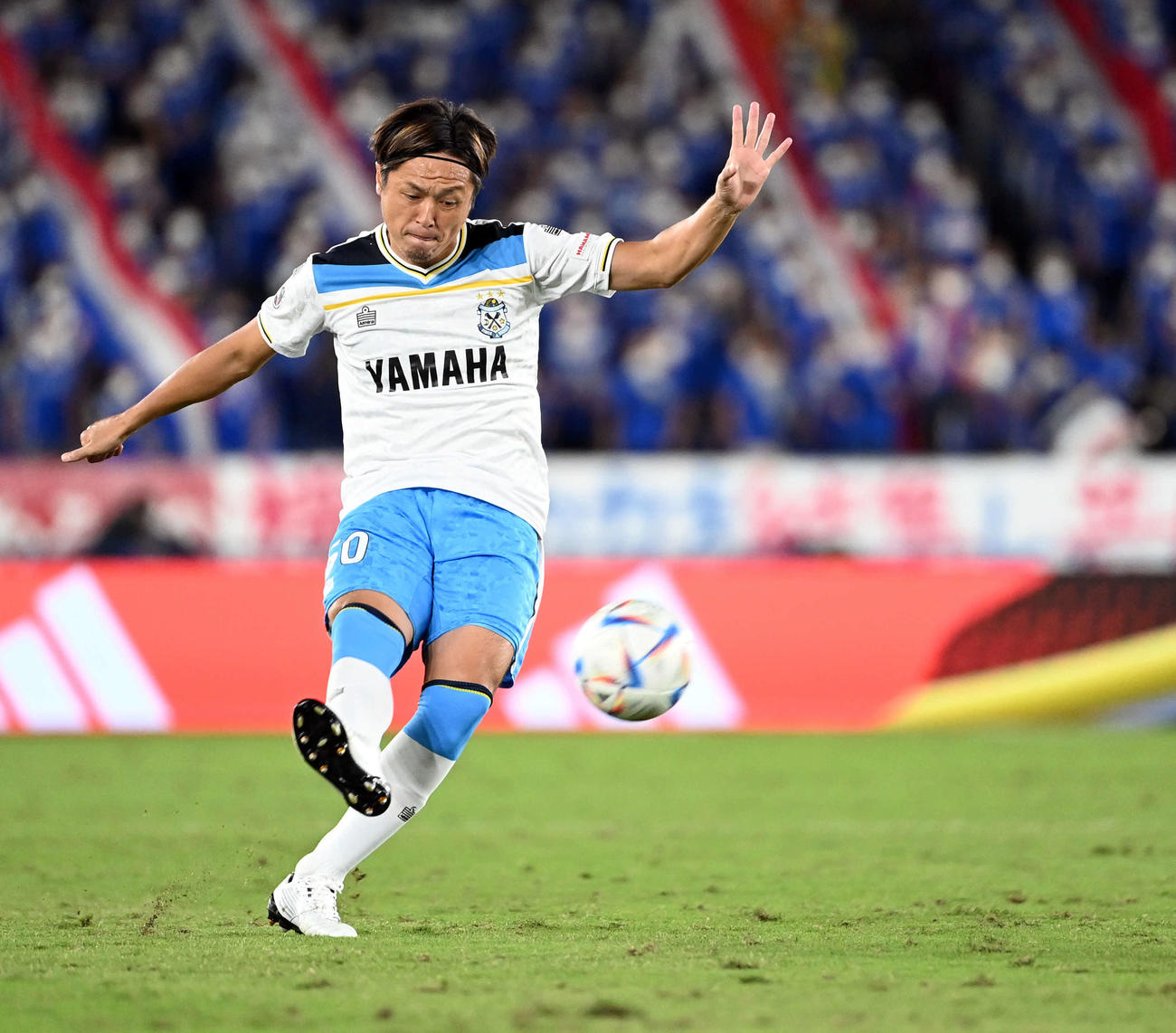 横浜対磐田　後半、FKを放つ磐田遠藤（撮影・たえ見朱実）