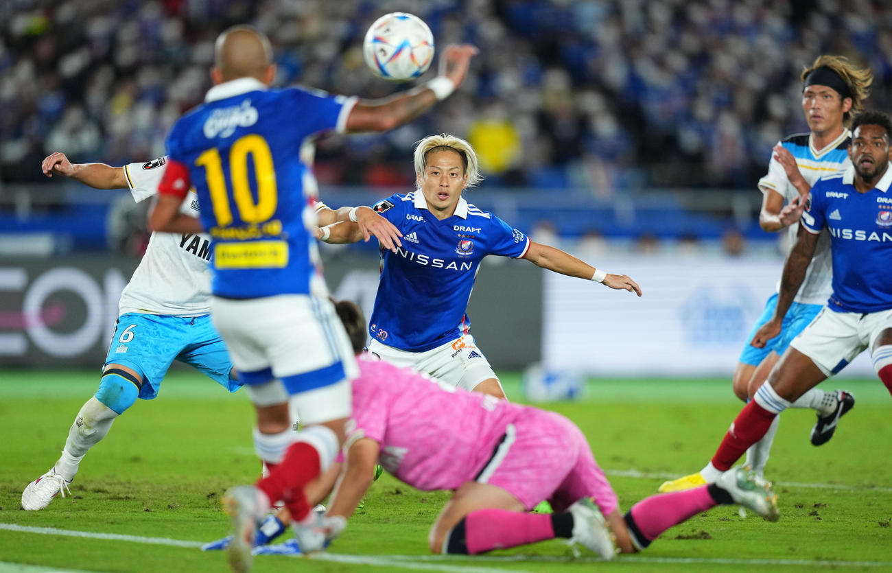 横浜対磐田　後半、ボールを追う横浜仲川（中央）（撮影・横山健太）