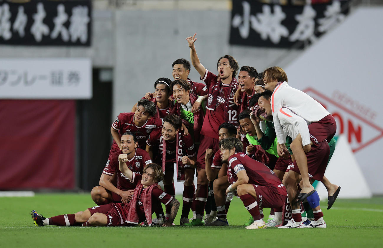 神戸対湘南　湘南に勝利し笑顔で写真に納まる神戸イレブン（撮影・前田充）