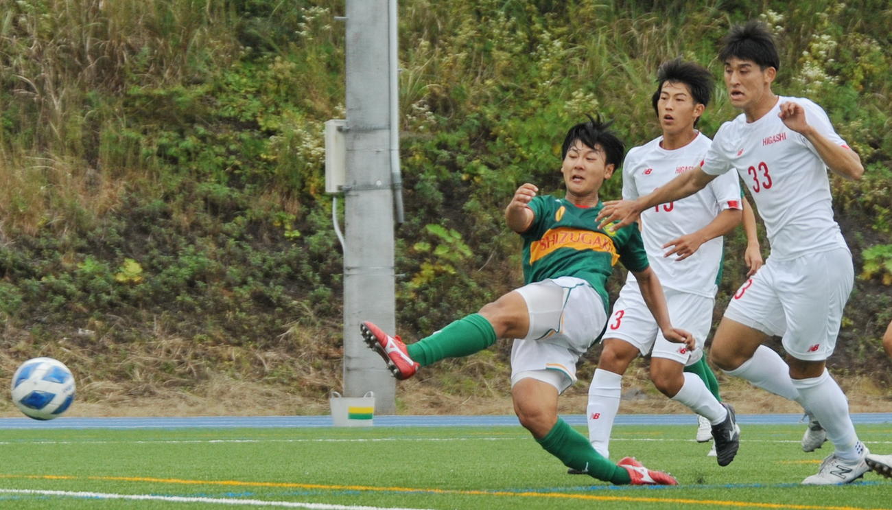 後半20分、左足で自身4点目のゴールを決める静岡学園のFW神田