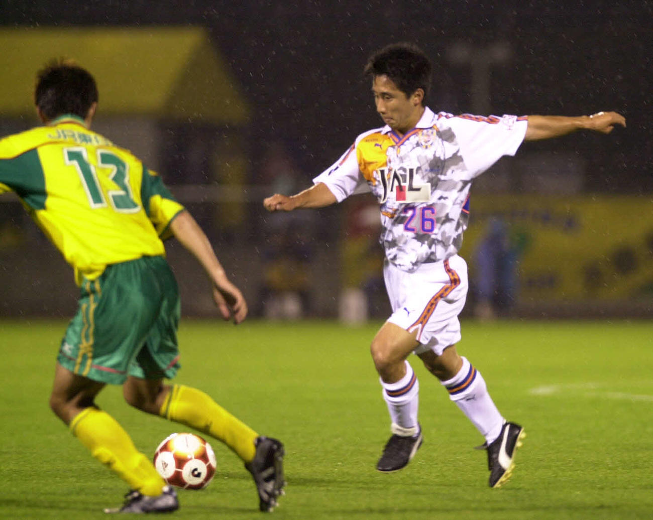 2001年6月のナビスコ杯市原戦でプレーする清水FW山崎光太郎