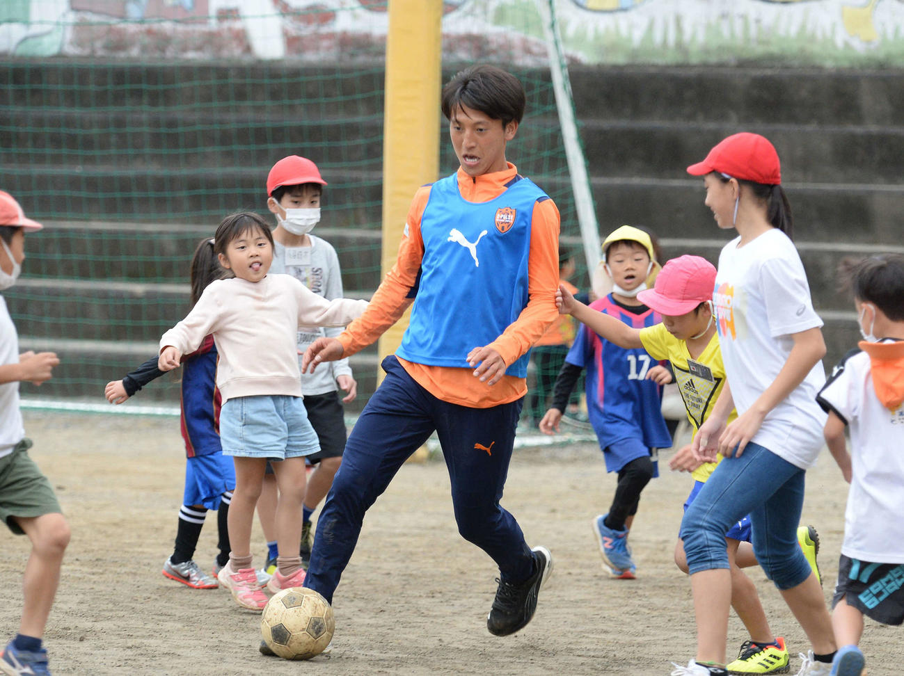 ミニゲームでドリブルを披露する清水松岡（中央）