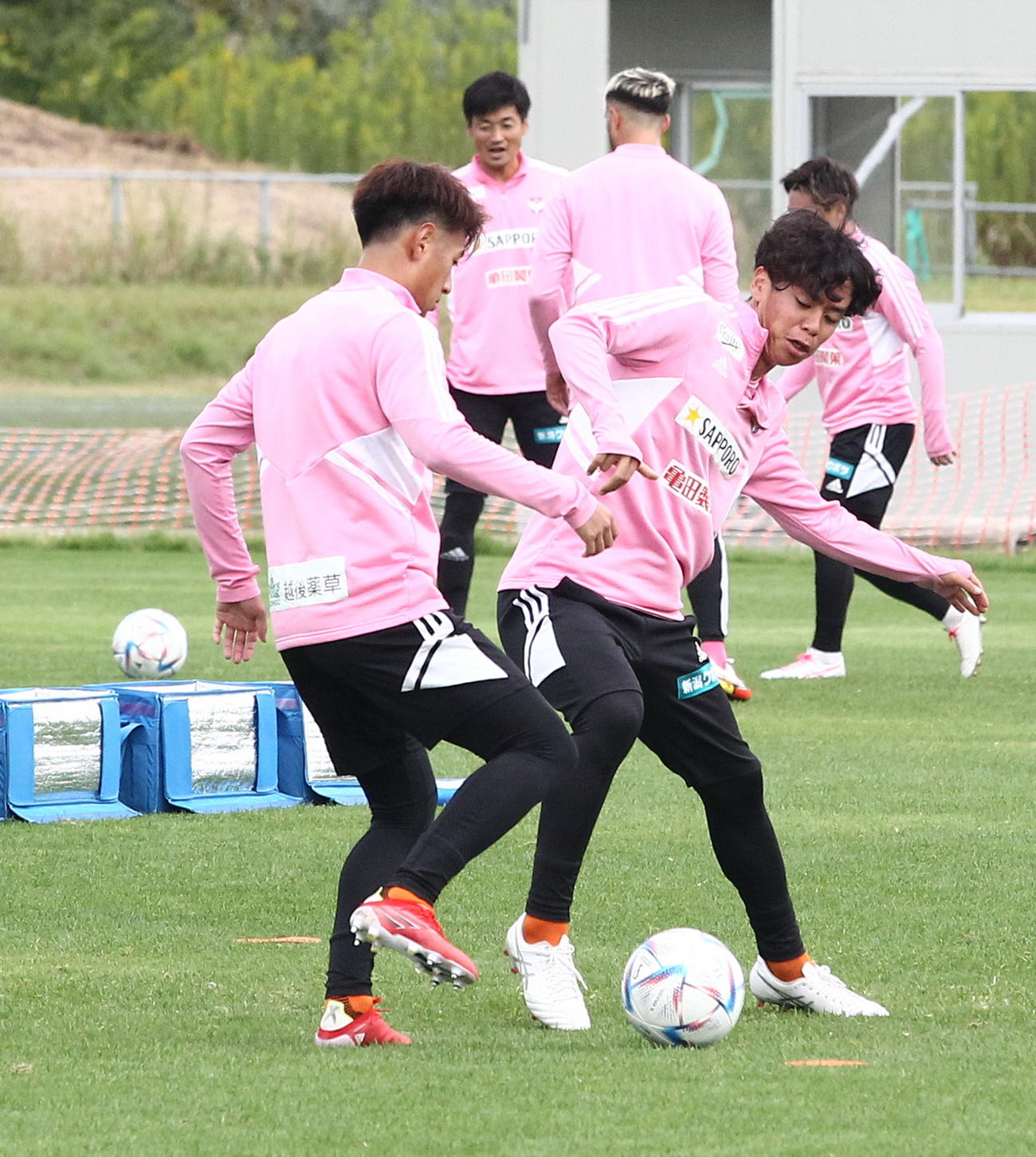 リーグ優勝が懸かる東京V戦の前日練習でパスを出す伊藤（右）