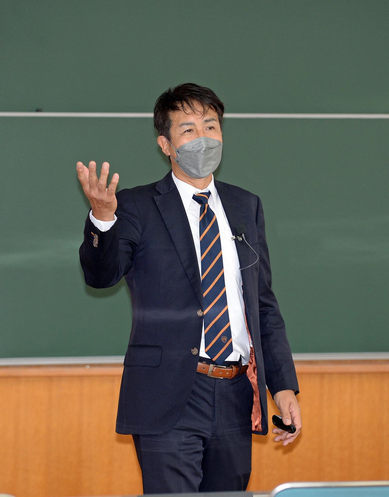 身ぶり手ぶりを交えながら語る清水の大榎CRO