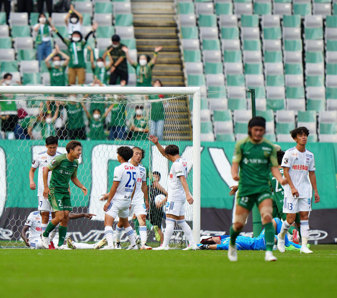 後半、東京V染野に先制ゴールを決められ、厳しい表情を見せる新潟の選手たち（撮影・江口和貴）