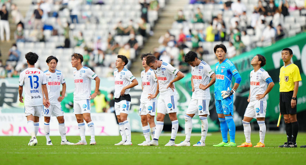 東京Vに敗れ、厳しい表情で整列する新潟の選手たち（撮影・江口和貴）