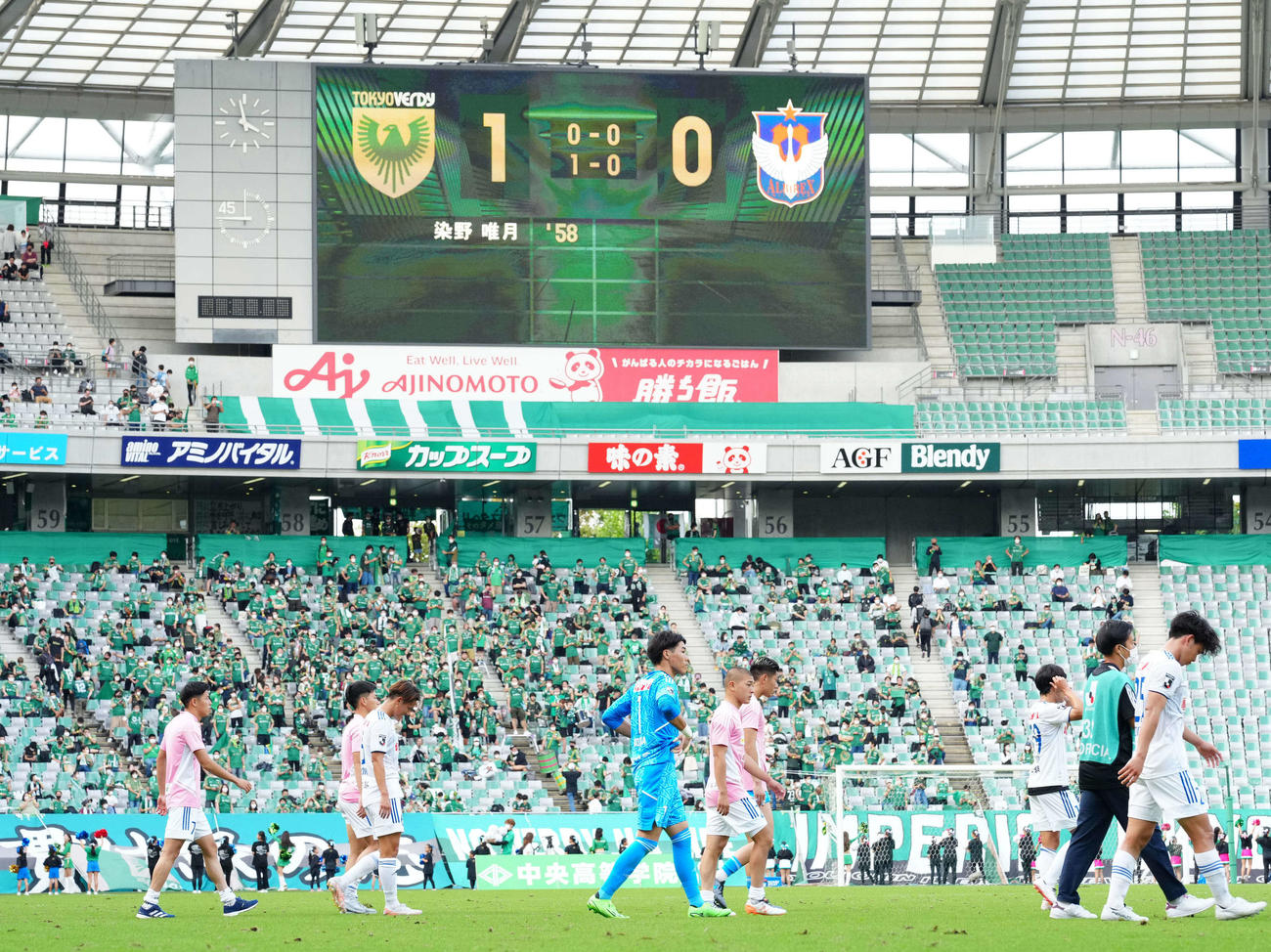 東京Vに敗れ、あいさつに向かう新潟の選手たち（撮影・江口和貴）