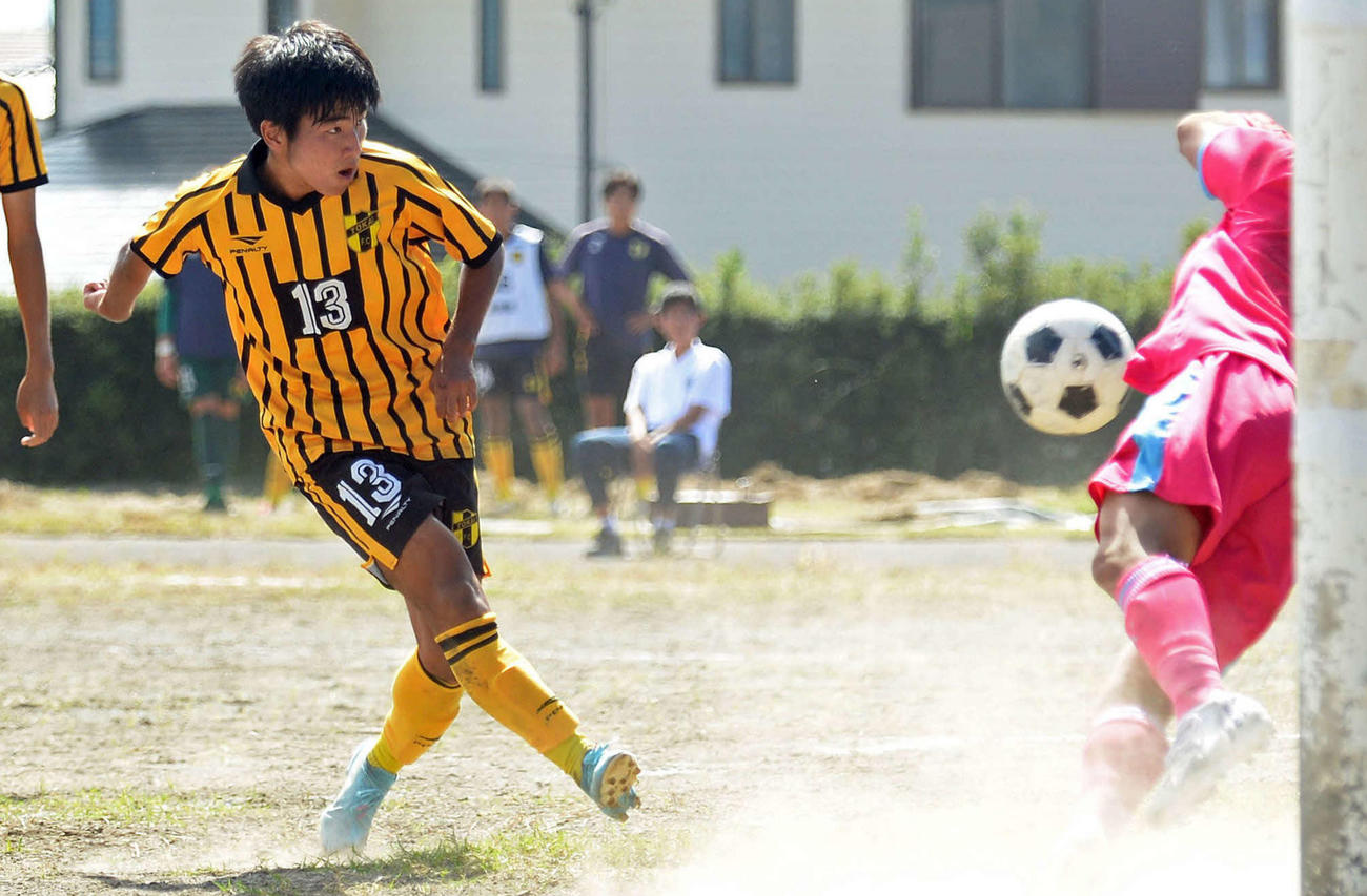 後半にチーム4点目を決める東海大静岡翔洋MF小川（左）