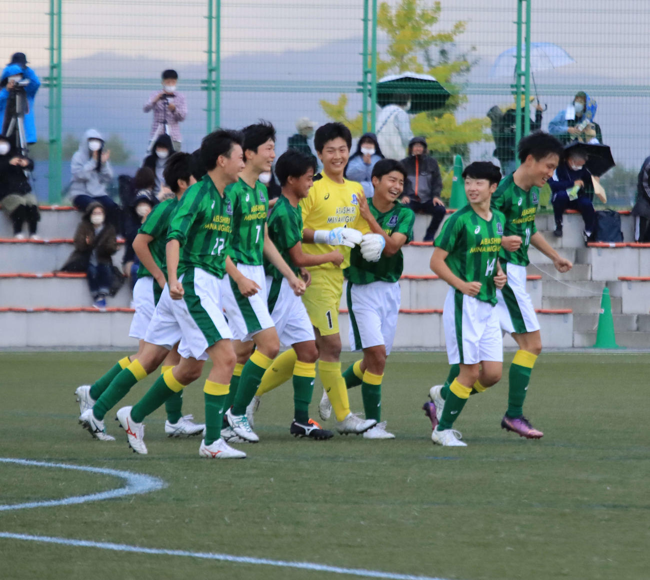 網走南ケ丘対旭川北　PK戦の末、初戦を突破し喜ぶ網走南ケ丘イレブン。中央（背番号1）はGK児玉（撮影・保坂果那）