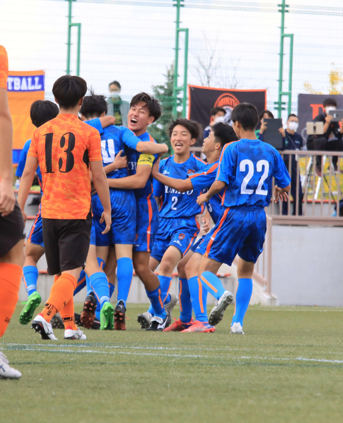 北海道文教大付対帯広北　後半17分、得点に喜ぶ北海道文教大付イレブン（撮影・保坂果那）