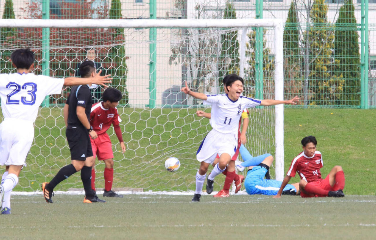 札幌第一対札幌東　後半14分、3点目を決めた札幌第一FW藤井（左から4人目、背番号11）（撮影・保坂果那）