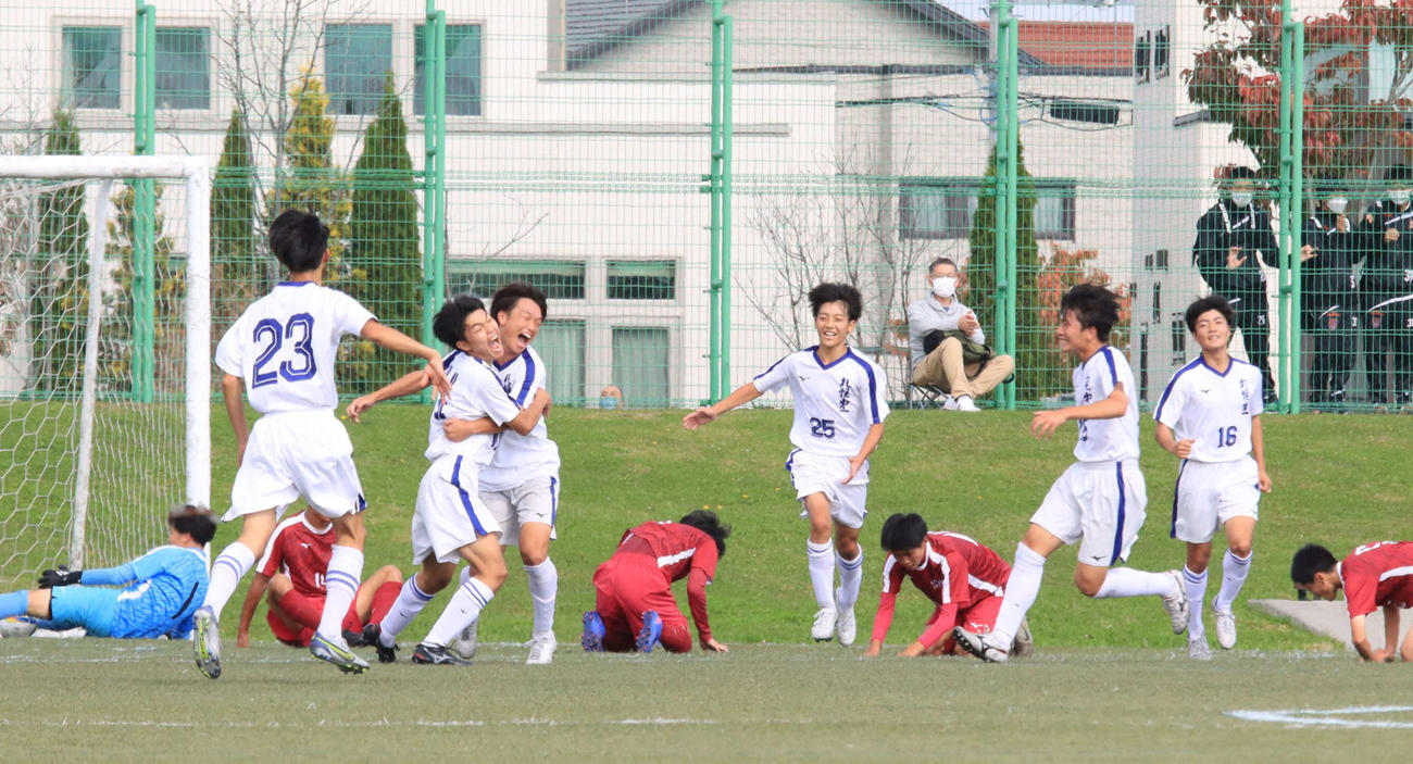 札幌第一対札幌東　後半14分、3点目を奪い喜ぶ札幌第一イレブン（撮影・保坂果那）