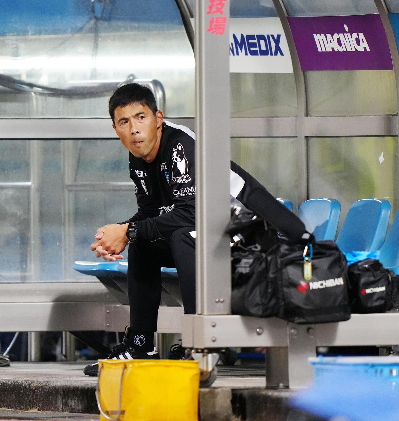 横浜FC対金沢　ベンチに座り、試合前練習を見つめる横浜FC四方田監督（撮影・江口和貴）
