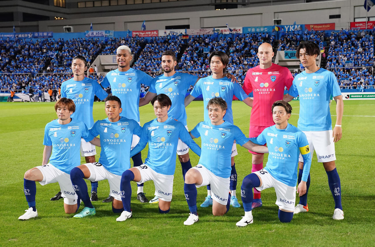 横浜FC対金沢　試合前、集合写真に納まる横浜FCの選手たち（撮影・江口和貴）