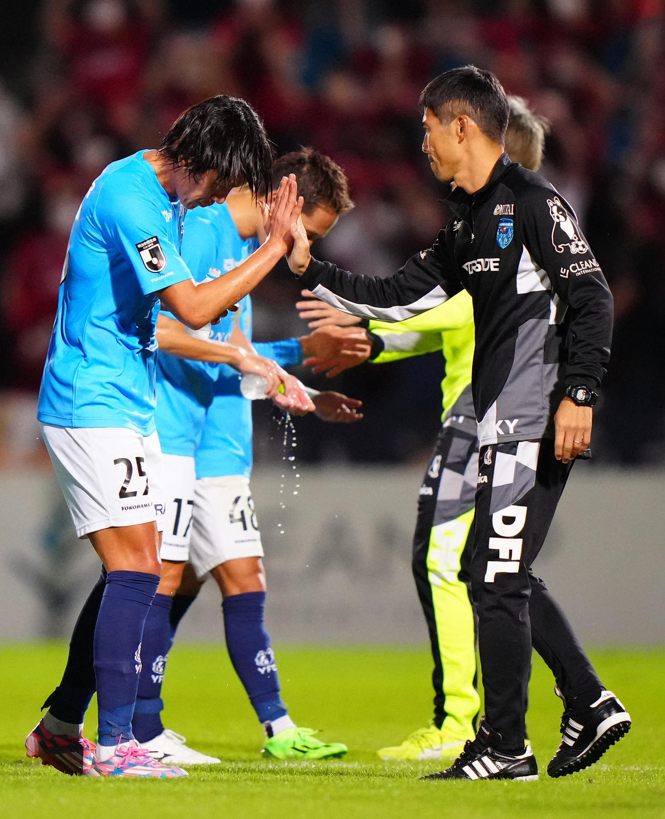 横浜FC対金沢　試合後、横浜FC四方田監督（右）とタッチを交わす中村（撮影・江口和貴）