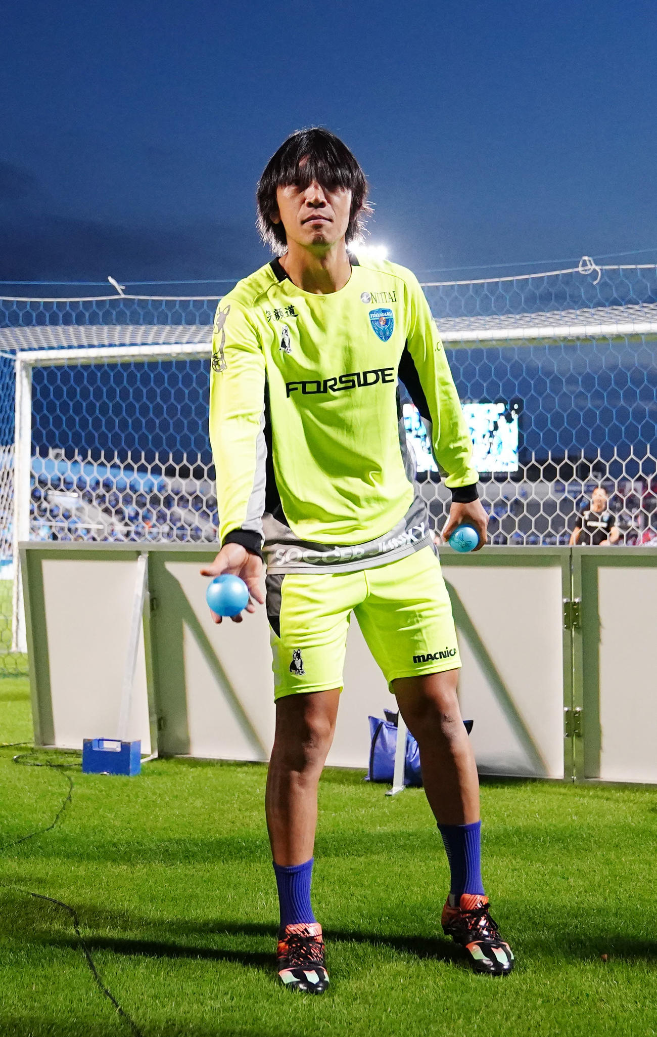 横浜FC対金沢　試合前、サポーターにあいさつする横浜FC中村（撮影・江口和貴）