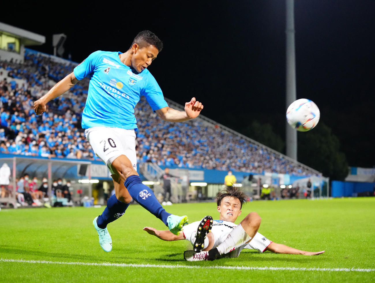 横浜FC対金沢　前半、クロスを上げる横浜FCイサカ（左）（撮影・江口和貴）