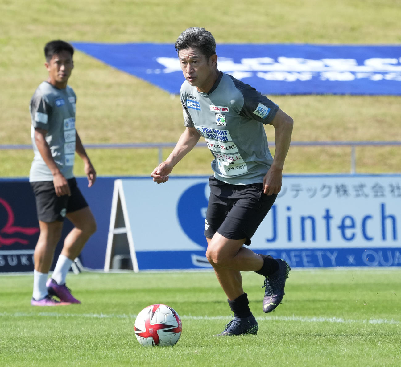 鈴鹿対滋賀　試合前、ピッチで練習する三浦知（右）（撮影・森本幸一）