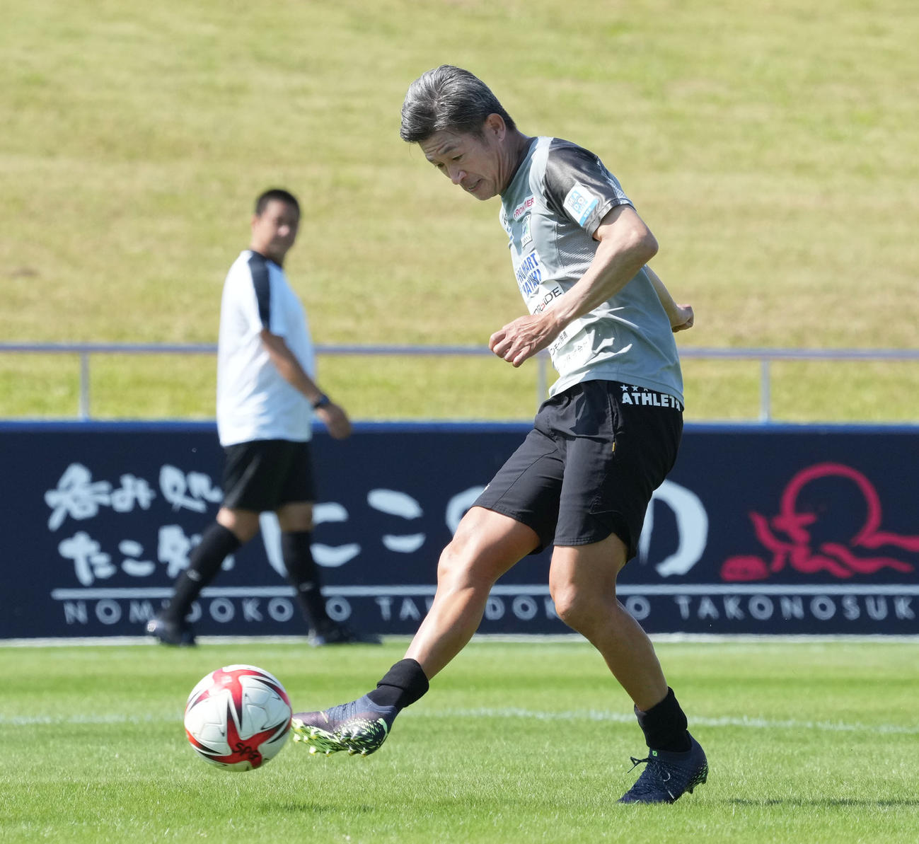 鈴鹿対滋賀　試合前、ピッチでシュート練習をする三浦知（右）（撮影・森本幸一）