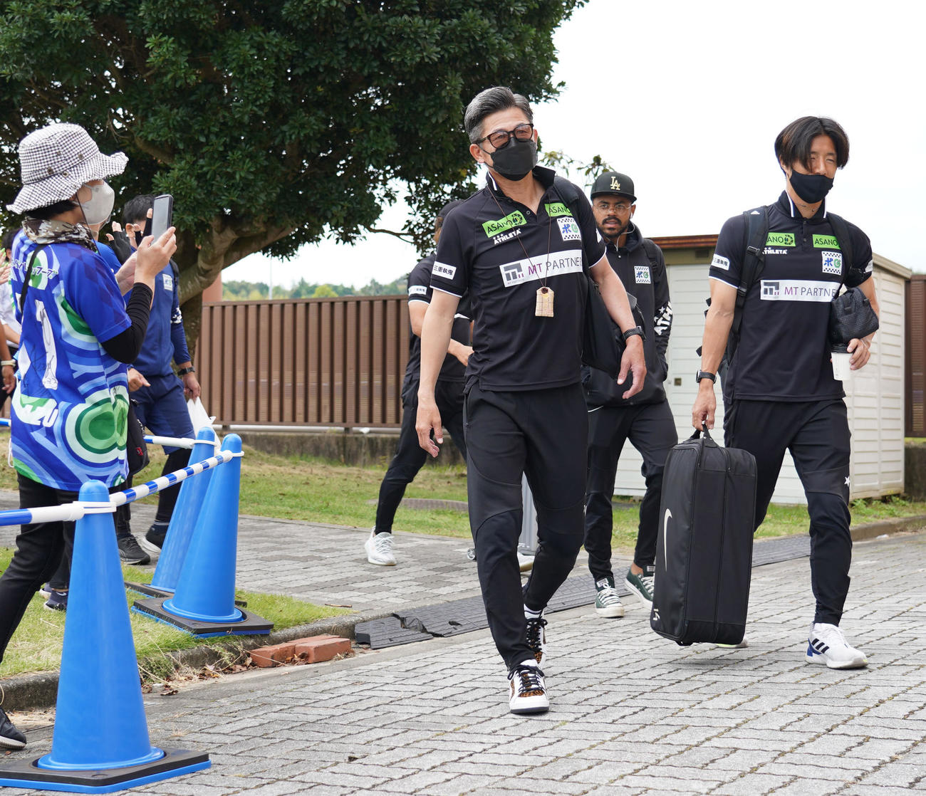 試合会場に到着しスタジアムに入る三浦知（中央）（撮影・森本幸一）