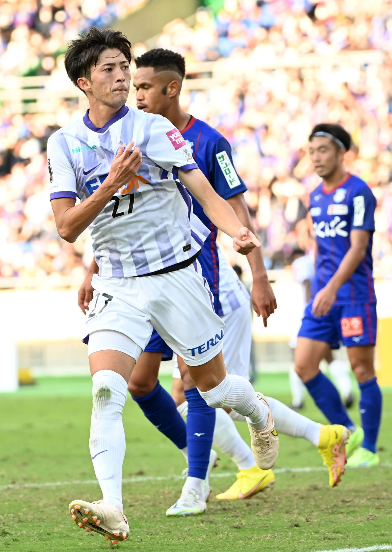 甲府対広島　後半、ゴールを決める広島川村（左）（撮影・横山健太）