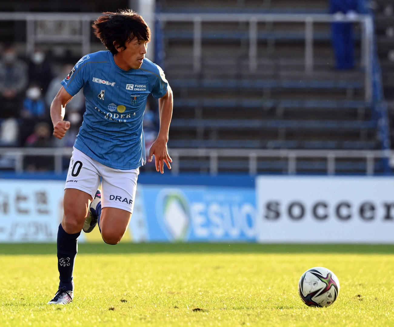 21年11月3日、ドリブルで駆け上がる横浜FC中村俊輔