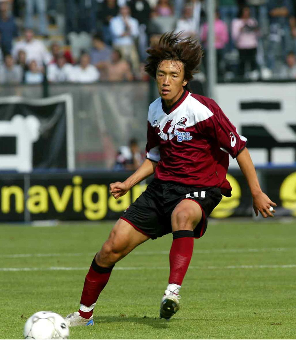 04年9月26日、セリエAシエナ戦でボールを追うレジーナ時代の中村俊輔