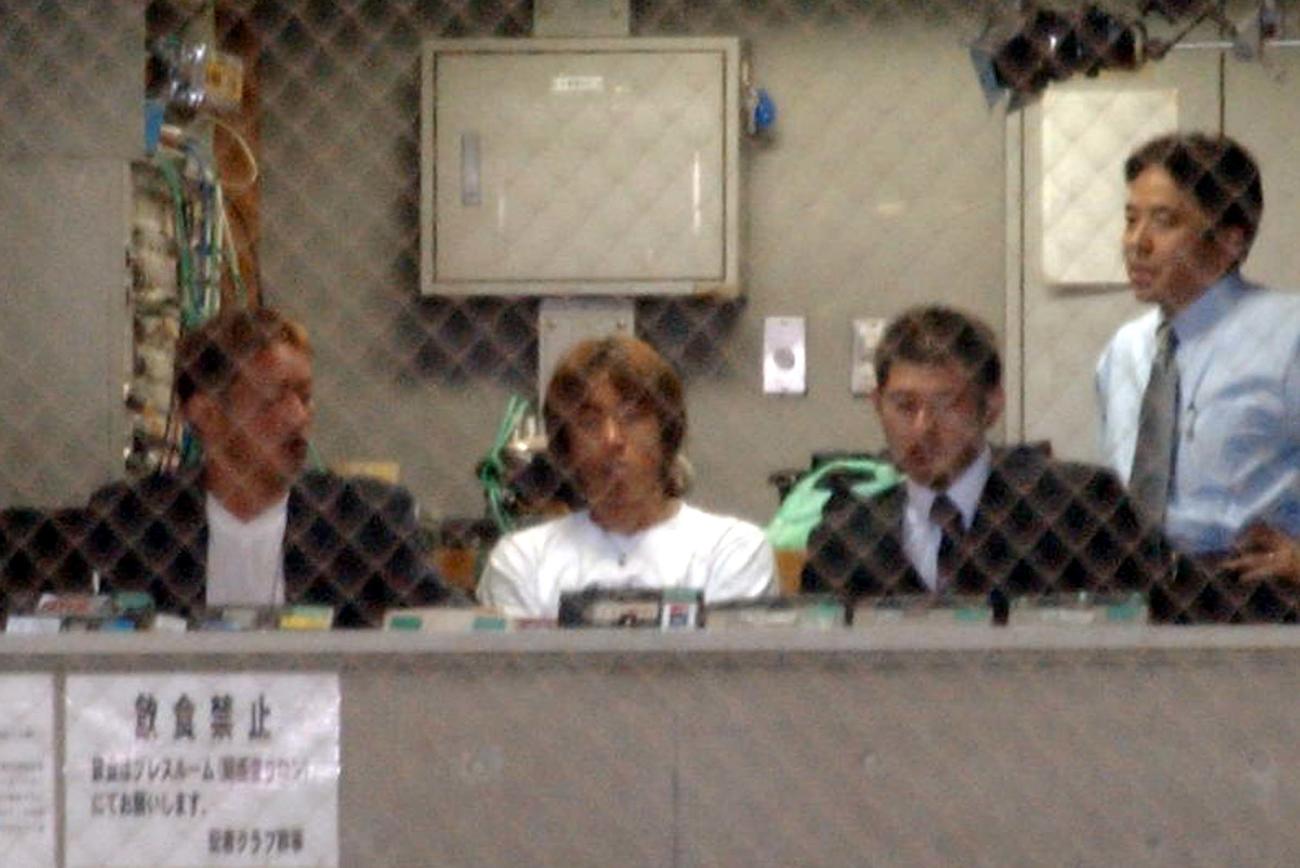 03年7月6日、巨人対中日戦を観戦に訪れたレジーナ中村俊輔（左から2人目）
