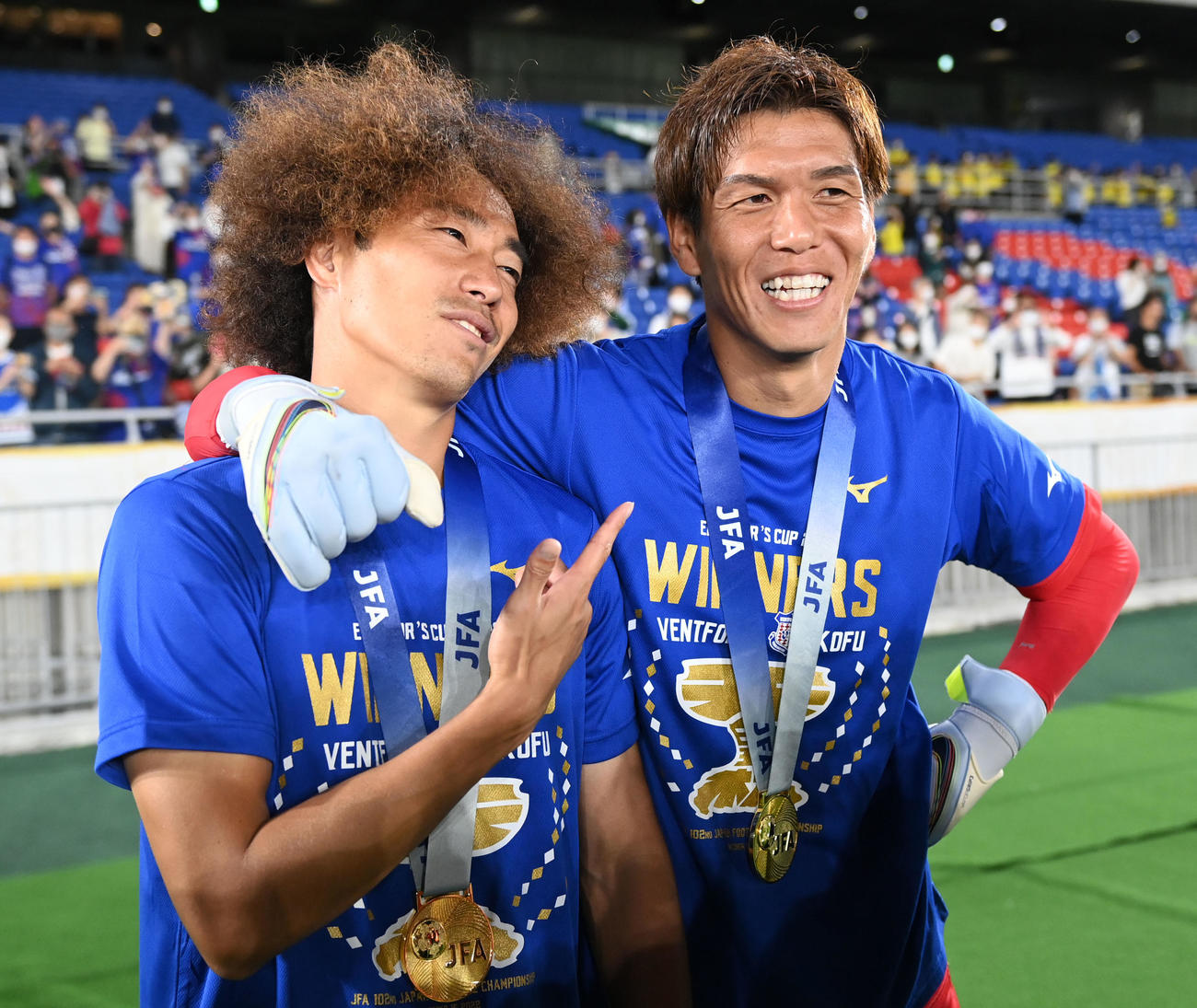 甲府対広島　天皇杯優勝を決め笑顔を見せる甲府三平（左）とGK河田（撮影・横山健太）