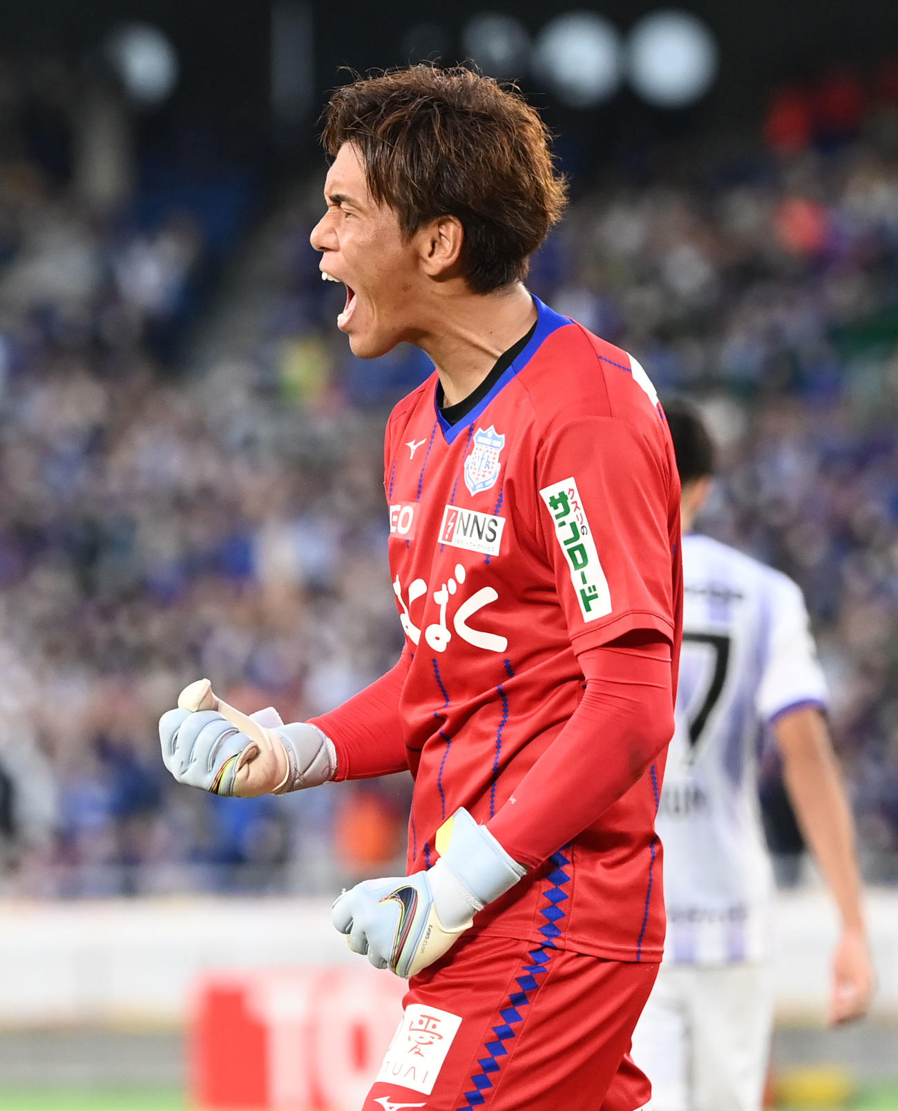 甲府対広島　PK戦、4人目のキッカー広島川村のシュートをブロックし雄たけびを上げる甲府GK河田（撮影・横山健太）