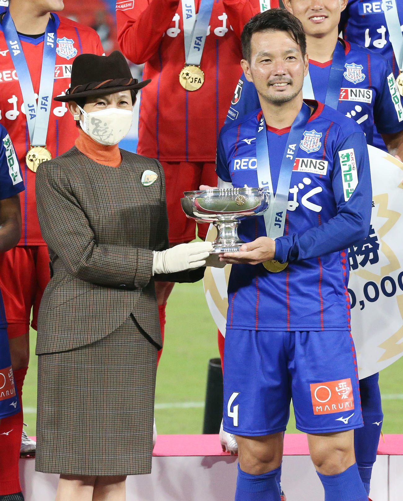 甲府対広島　高円宮妃殿下（左）より天皇杯を受け取る甲府山本（撮影・宮地輝）