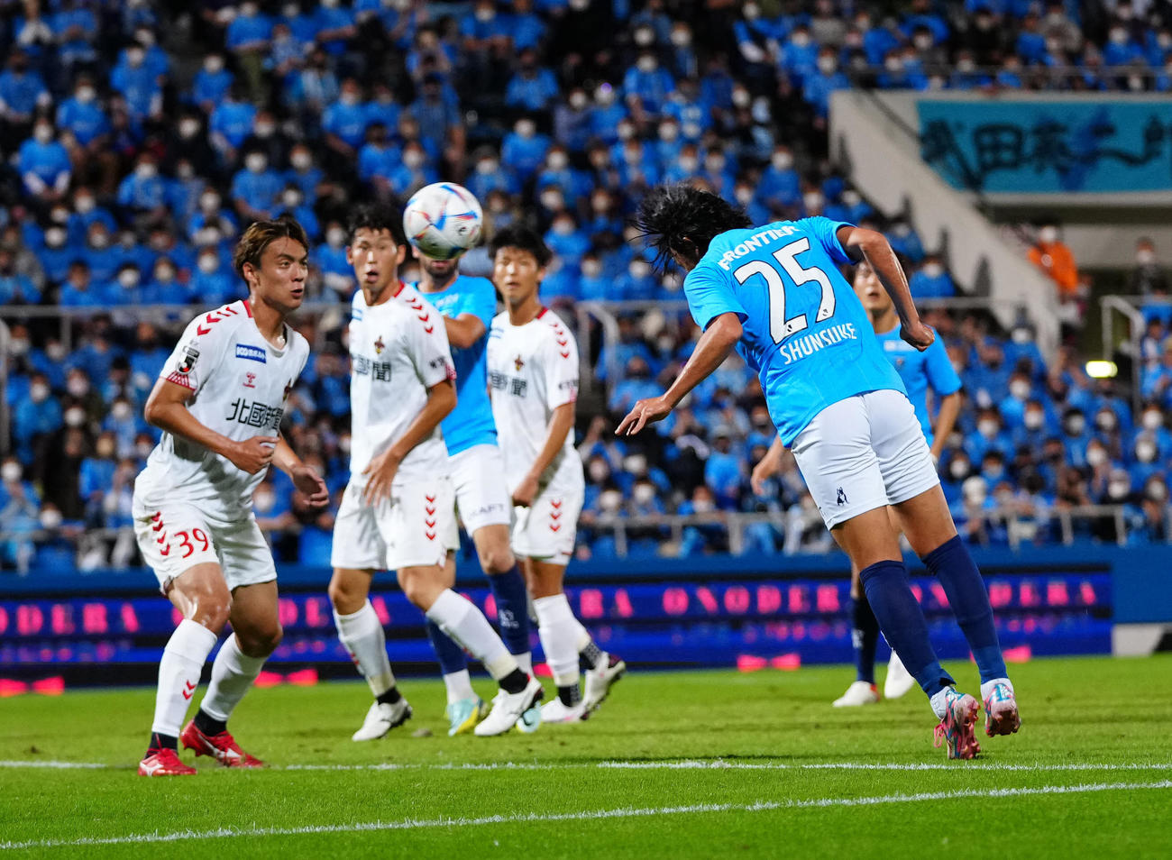 横浜FC対金沢　後半、ヘディングでゴールを狙う横浜FC中村（右）（撮影・江口和貴）
