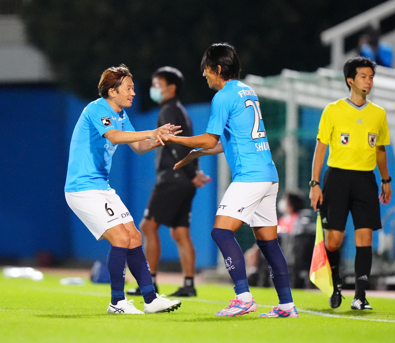横浜FC対金沢　後半、横浜FC和田（左）と交代する中村（撮影・江口和貴）