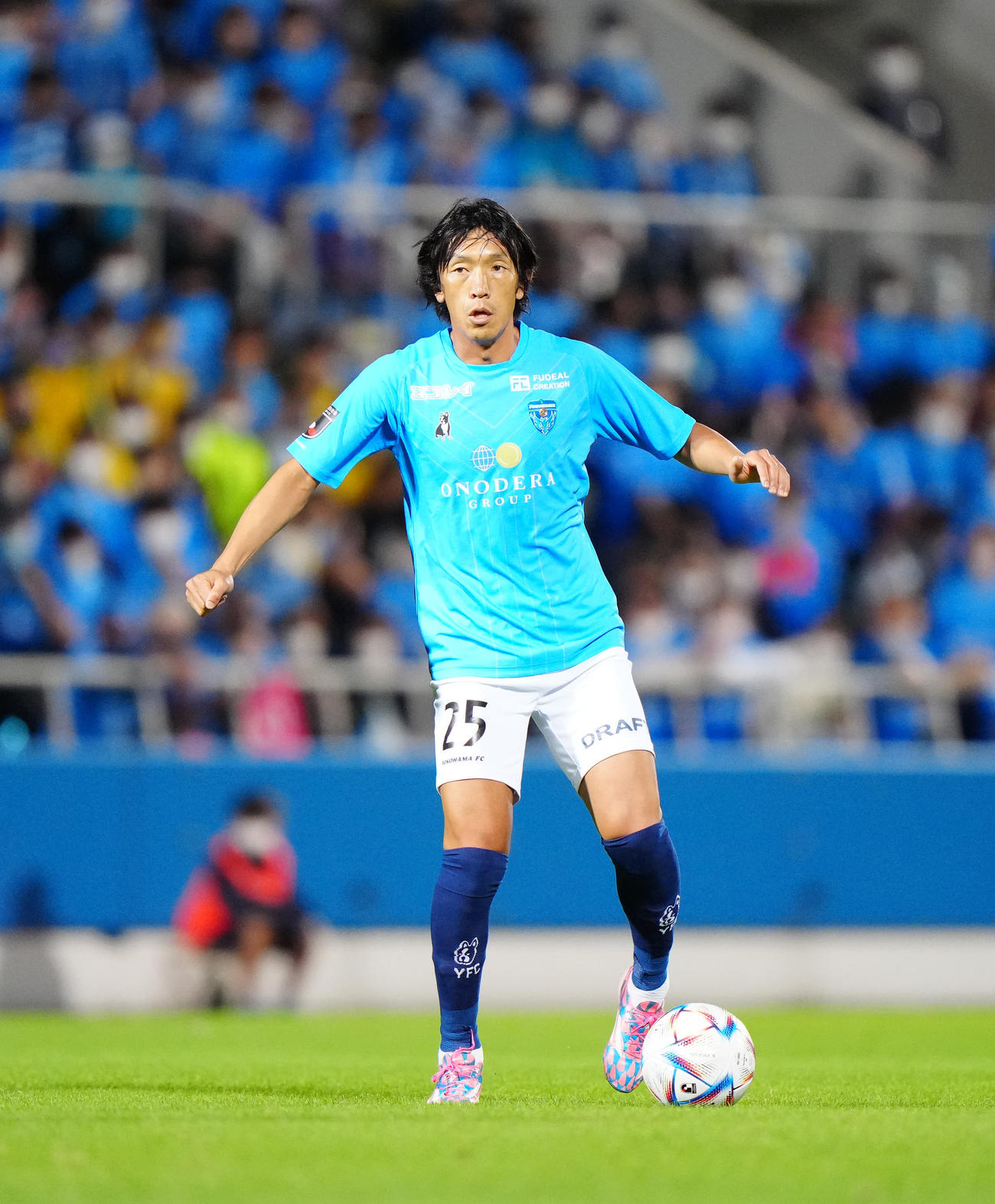 横浜FC対金沢　後半、ボールをキープする横浜FC中村（撮影・江口和貴）