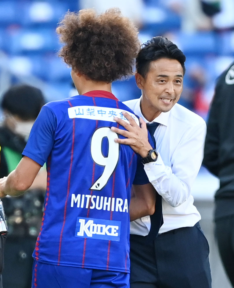 甲府対広島　後半、途中交代した甲府三平（左）を労う吉田監督（撮影・横山健太）
