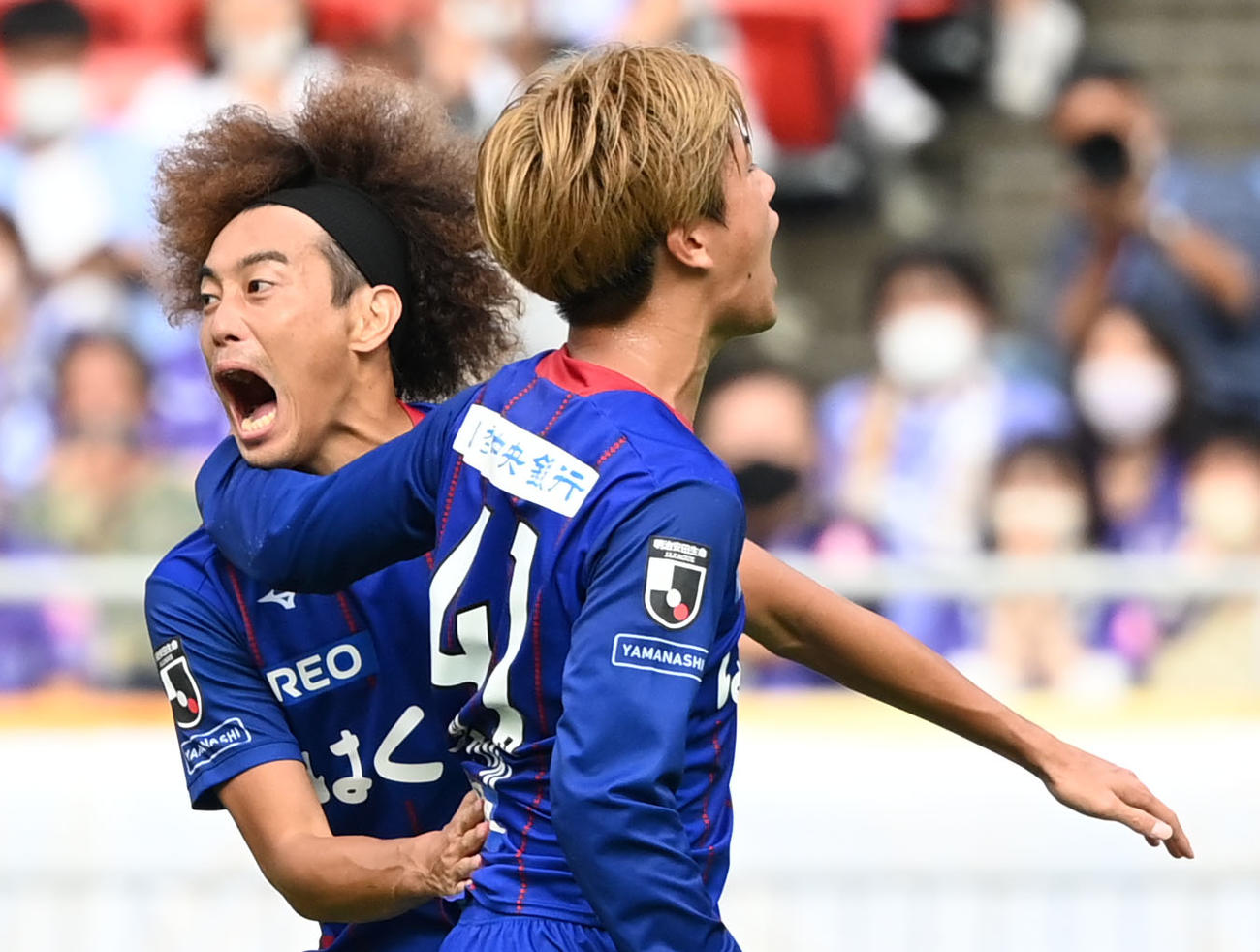 甲府対広島　前半、ゴールを決めほえる甲府三平（左）（撮影・横山健太）