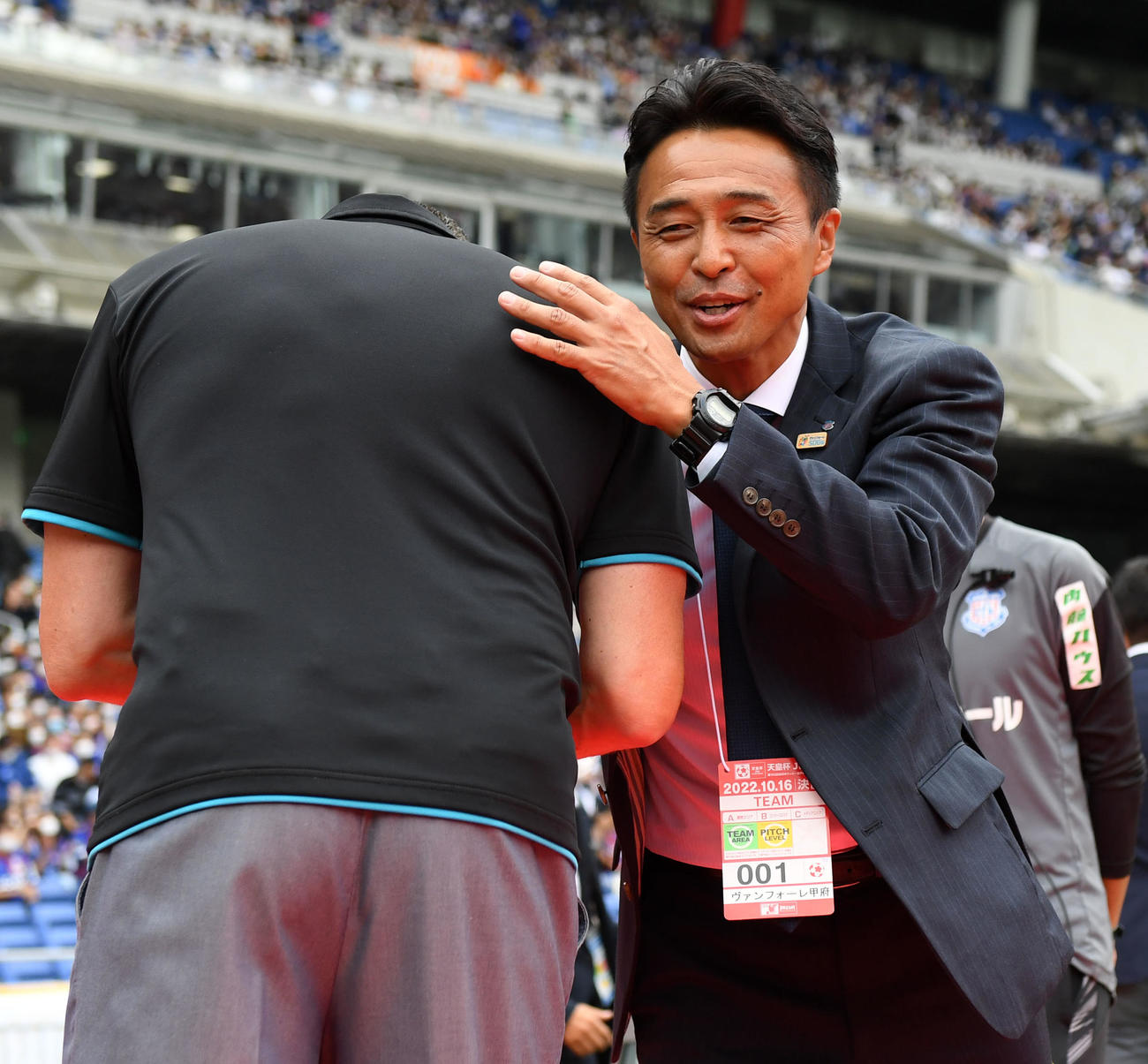 甲府対広島　広島スキッベ監督（左）と挨拶を交わす吉田監督（撮影・横山健太）