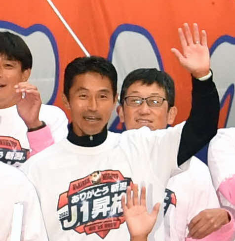 J1昇格を決め喜ぶ新潟の松橋監督（2022年10月8日撮影）