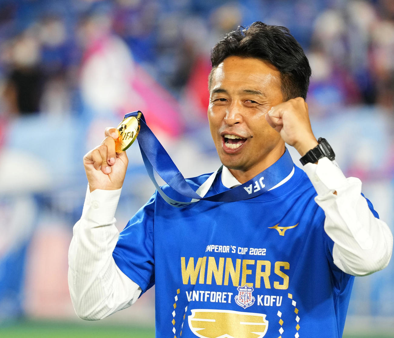 甲府対広島　天皇杯優勝を決めガッツポーズする甲府吉田監督（撮影・横山健太）