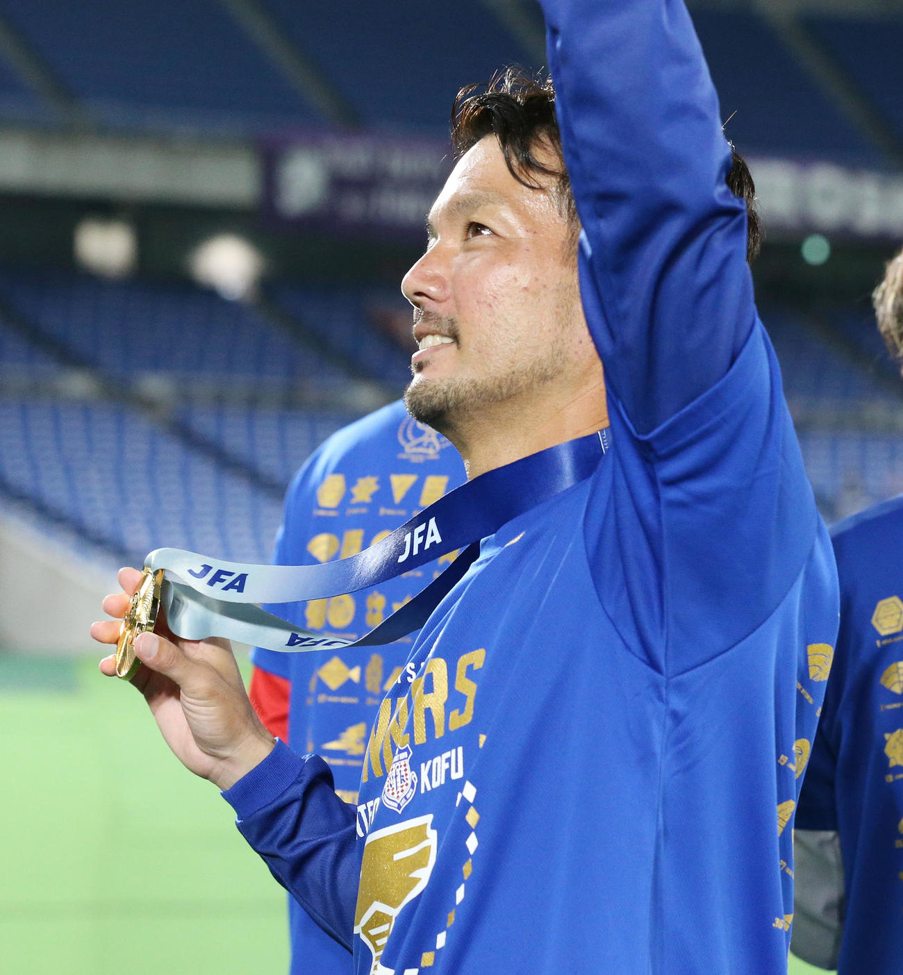 甲府対広島　天皇杯優勝メダルを手にサポーターに応える甲府山本（撮影・宮地輝）