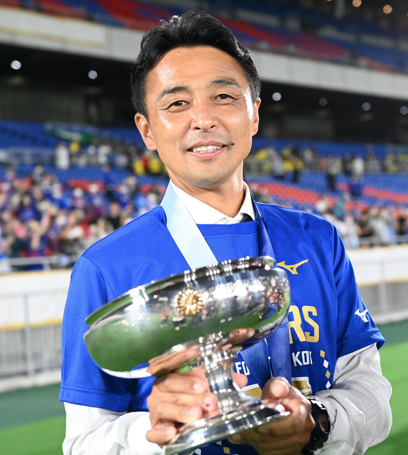 甲府対広島　天皇杯を手に笑顔を見せる甲府吉田監督（撮影・横山健太）