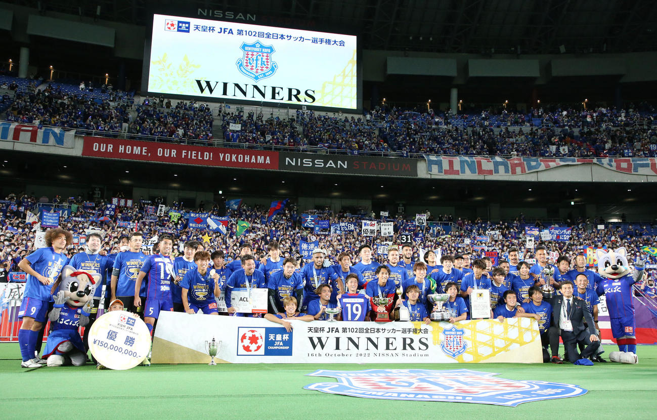甲府対広島　天皇杯を優勝しサポーターと喜びを分かち合う甲府の選手たち（撮影・宮地輝）