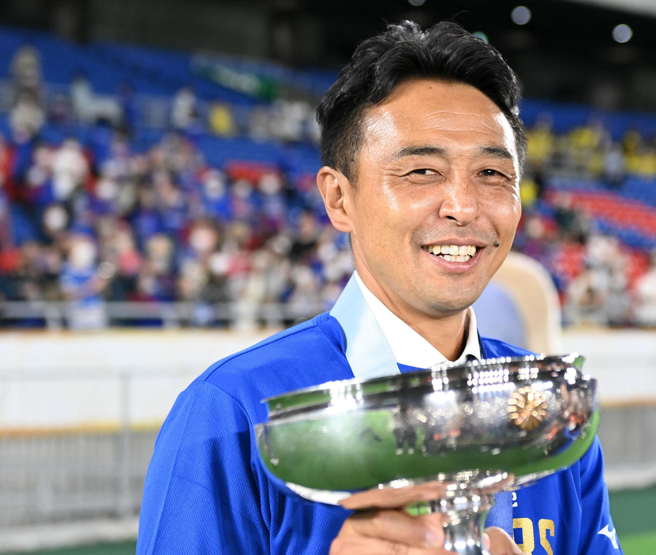 甲府対広島　天皇杯を手に笑顔を見せる甲府吉田監督（撮影・横山健太）