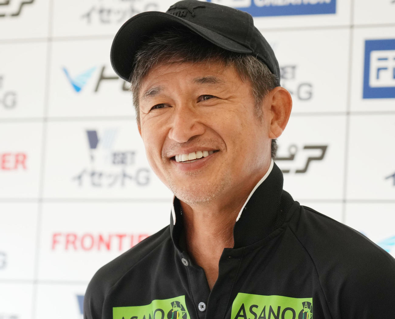 鈴鹿対滋賀　試合後、明るい表情で取材に応じる鈴鹿三浦知良（撮影・森本幸一）
