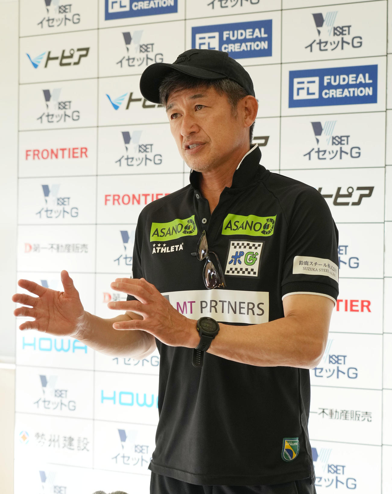 鈴鹿対滋賀　試合後、取材に応じる鈴鹿三浦知良（撮影・森本幸一）