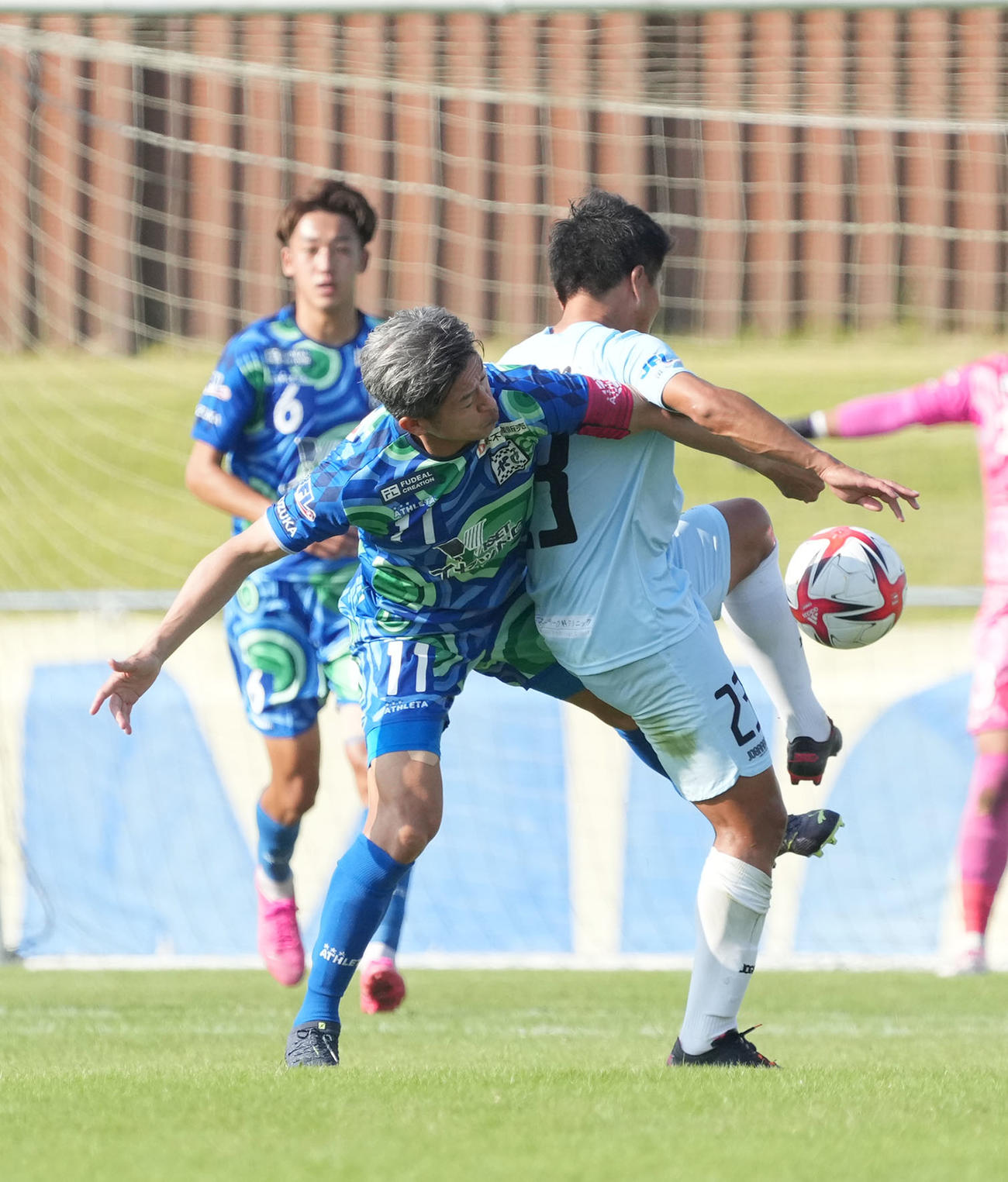 鈴鹿対滋賀　後半、滋賀西室と競り合う鈴鹿三浦知（左）（撮影・森本幸一）